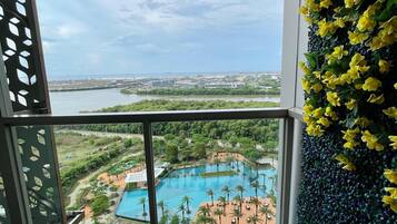 Studio Superior, 1 Tempat Tidur King, balkon, pemandangan laut | Minibar gratis dan didekorasi berbeda-beda