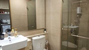 Superior Studio, 1 Katil Raja (King), Balcony, Sea View | Bilik Mandi