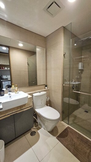 Superior Studio, 1 Katil Raja (King), Balcony, Sea View | Bilik Mandi