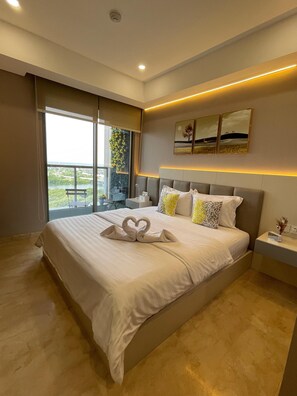 Studio supérieur, 1 très grand lit, balcon, vue sur la mer | Articles de minibar gratuits, décor unique, ameublement unique