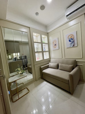 Deluxe Studio, 1 Katil Ratu (Queen) dengan Katil Sofa, City View | Ruang tamu | 43 inci televisyen skrin rata dengan digital, Netflix, filem berbayar