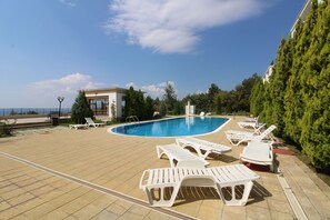 Una piscina al aire libre