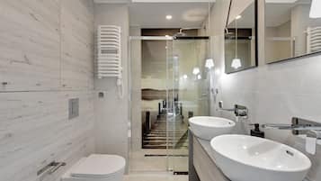 Apartamento familiar | Baño | Artículos de higiene personal gratuitos, secador de pelo y toallas
