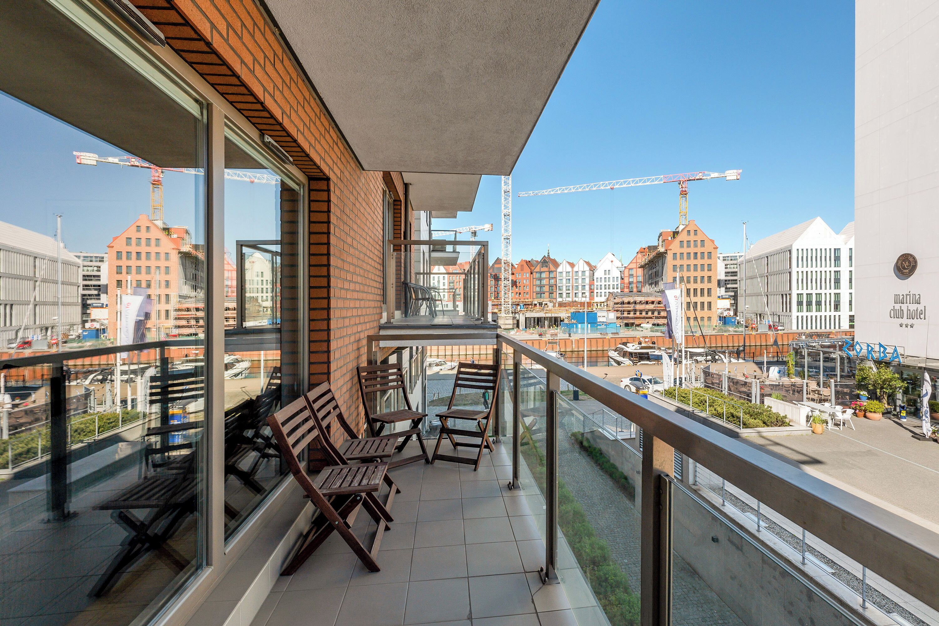 Grand Apartment | Balcony