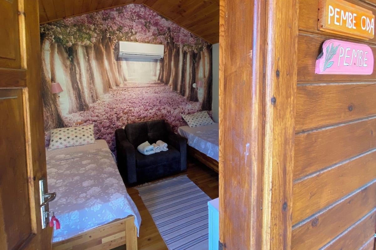 高级双床房, 阳台, 花园景观 | 迷你吧、笔记本电脑工作区、隔音、免费 WiFi