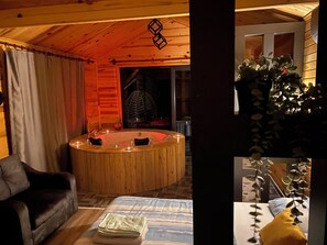 Junior studio suite, bad, uitzicht op zee | Woonruimte | Een 42-inch ledtelevisie met satellietzenders