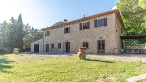 A stone building with a tiled roof, a gravel driveway, and a grassy lawn. - Luxury Private Villa Three Oaks W/ Star View - Beautiful Spot (Volterra)