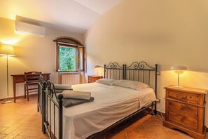 7 chambres, fer et planche à repasser, Wi-Fi, draps fournis