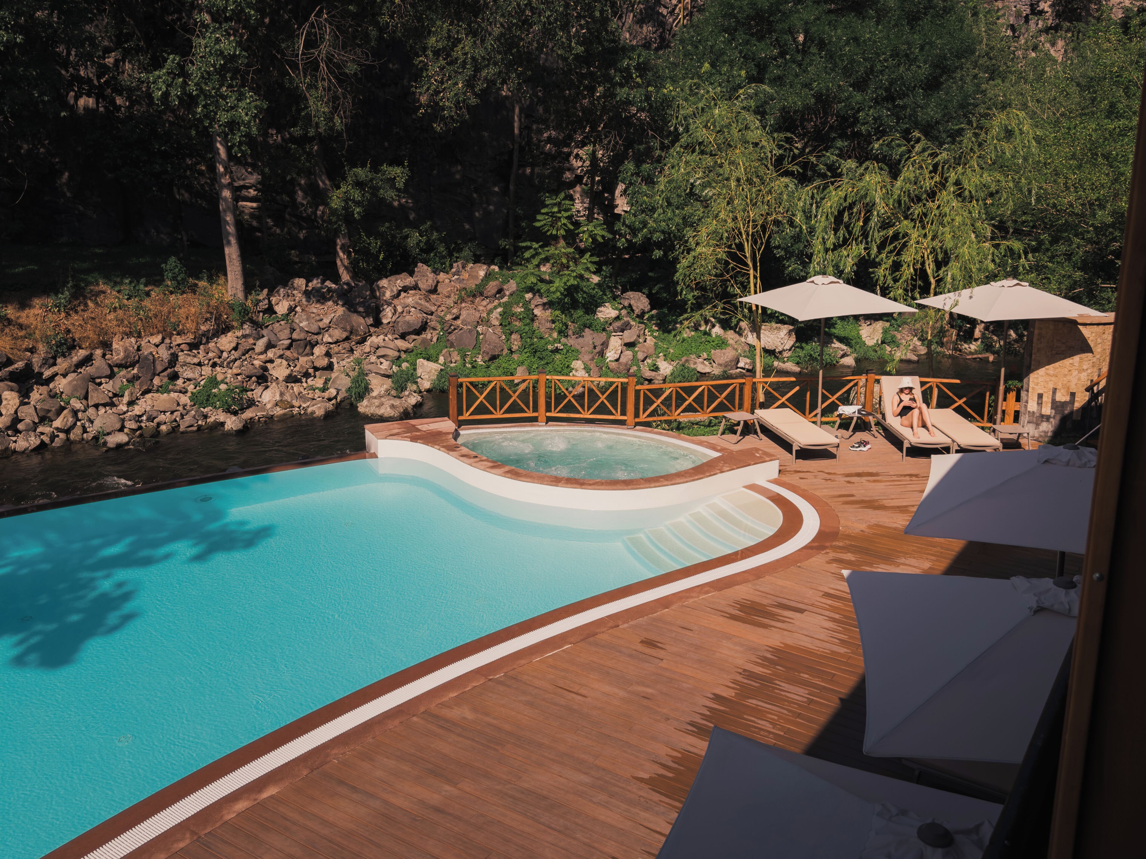 Una piscina al aire libre de temporada