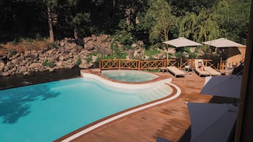 Una piscina al aire libre de temporada