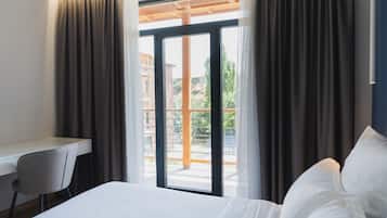 Standard Apartment | Minibar, individually decorated, individually furnished, desk