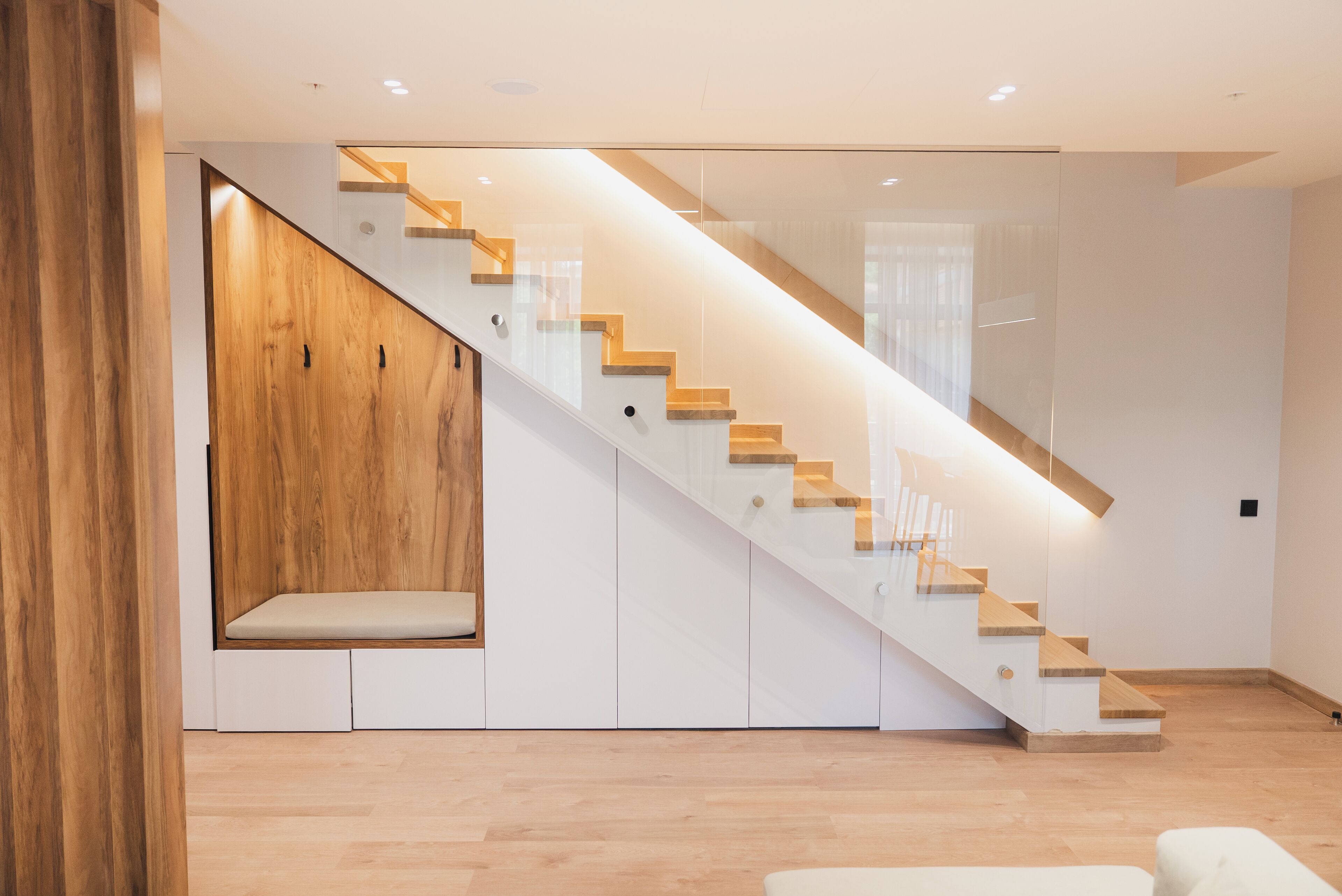 Minibar, decoración personalizada, muebles diferentes y escritorio 