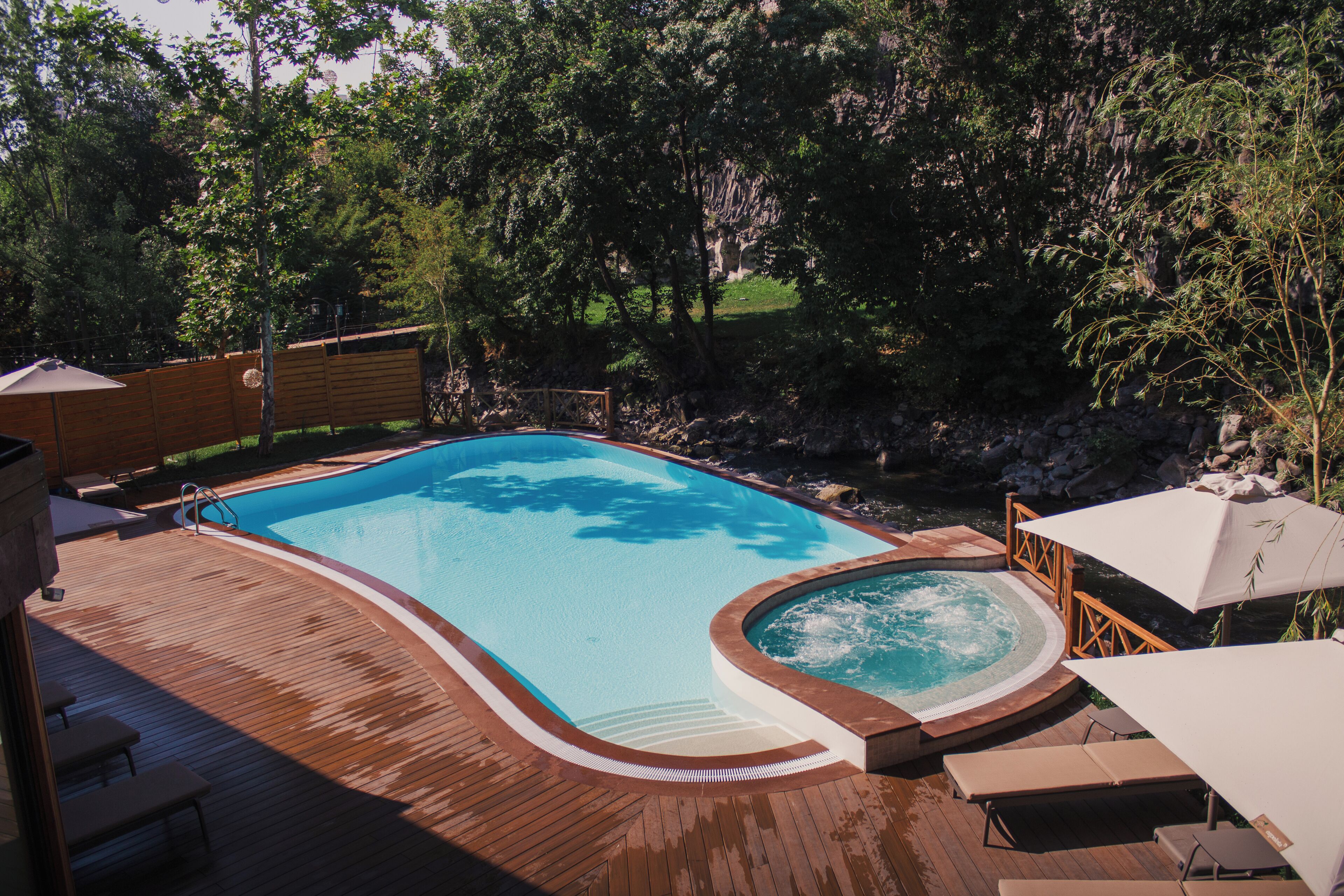 Una piscina al aire libre de temporada