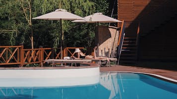 Una piscina al aire libre de temporada