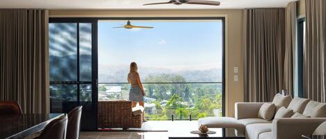 Een televisie, een open haard en een kantoor