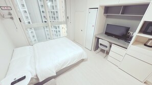 Schreibtisch, laptopgeeigneter Arbeitsplatz, schallisolierte Zimmer