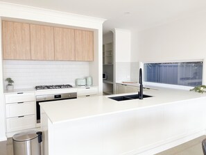 Kylskåp, mikrovågsugn, ugn och spishäll