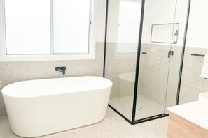 Hair dryer, towels - Spacious, light filled home in the heart of Wagga! (Wagga Wagga)