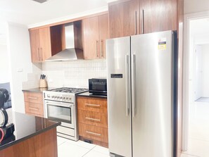 冷蔵庫、電子レンジ、オーブン、コンロ