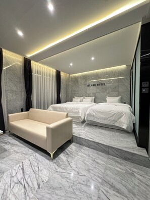 Suite Twin Room | Escrivaninha, espaço de trabalho para notebook, cortinas blackout
