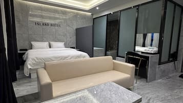 Suite Room | Desk, laptop workspace, blackout drapes, soundproofing