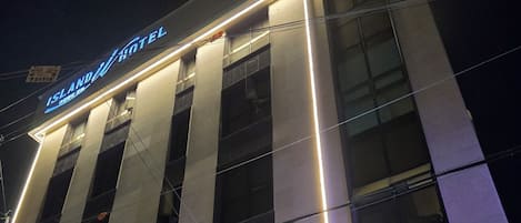 Un hôtel moderne avec une enseigne lumineuse.