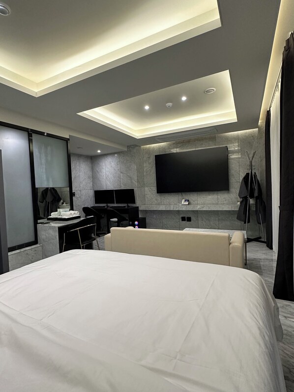 Suite Room | Desk, laptop workspace, blackout drapes, soundproofing