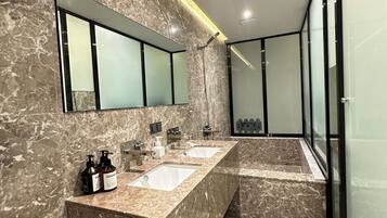 Royal Suite | Bathroom | Separate tub and shower, hair dryer, slippers, towels