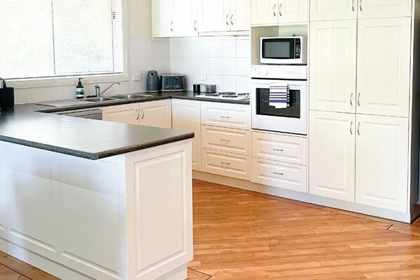 Frigorífico, microondas, horno y placa de cocina