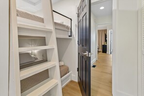 4 bedrooms, iron/ironing board, WiFi, bed sheets - New Renovated Home near ICC (Indianapolis)