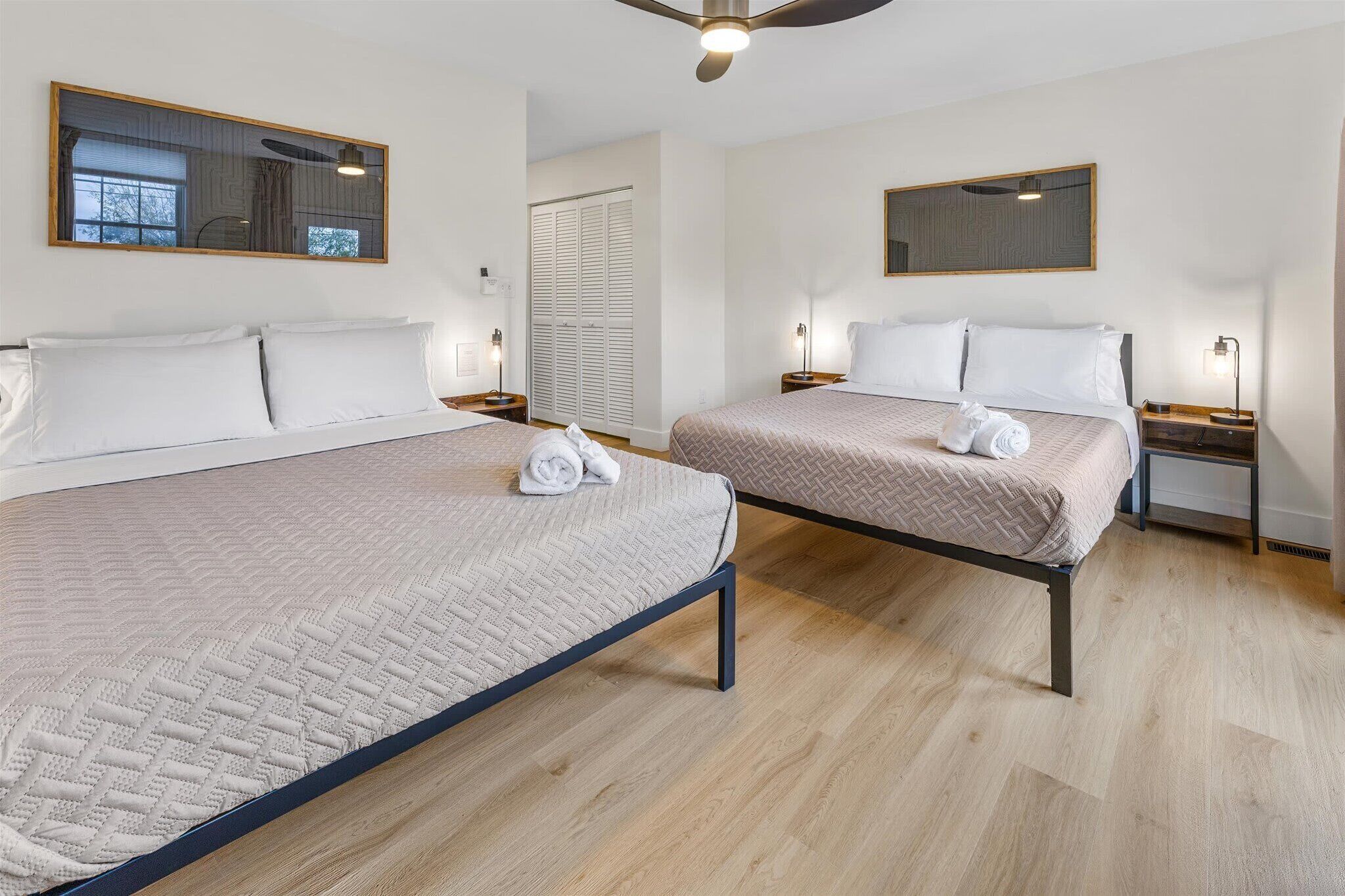 4 bedrooms, iron/ironing board, WiFi, bed sheets