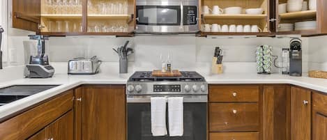 Refrigerador, microondas, horno y parrilla de estufa