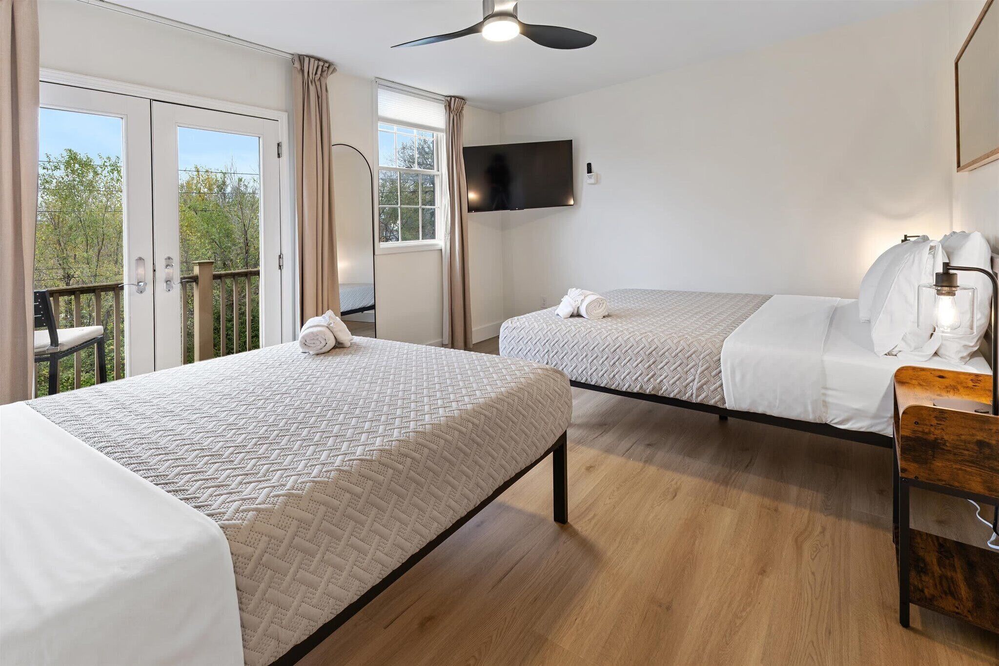 4 bedrooms, iron/ironing board, WiFi, bed sheets