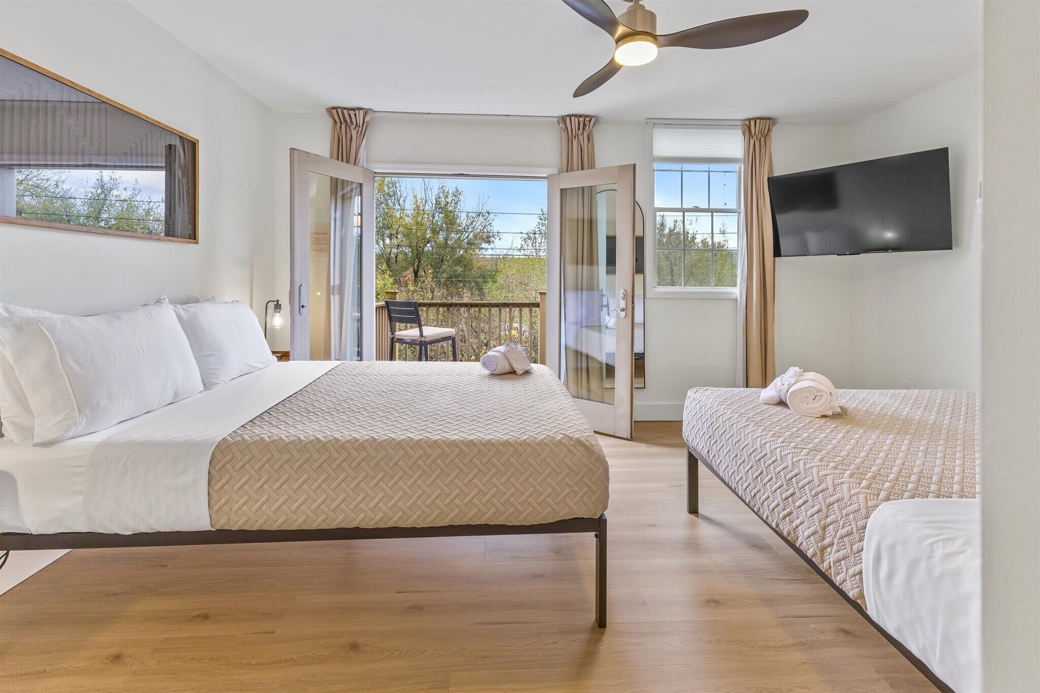 4 habitaciones, tabla de planchar con plancha, wifi y ropa de cama 