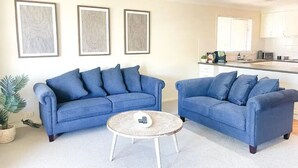 Smart TV - Modern Parkview Retreat, a bright & well-maintained apartment in prime location! (Wagga Wagga)