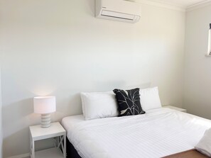 4 bedrooms, iron/ironing board, free WiFi, bed sheets