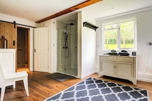 Hair dryer, towels, soap, shampoo - Idyllic Cottage in the heart of The South Downs (Haslemere)