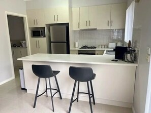 Een koelkast, een microgolfoven, een oven, een kookplaat