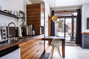 Réfrigérateur, micro-ondes, cafetière/bouilloire, grille-pain