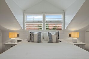 3 makuuhuonetta, työpöytä, silitysrauta/-lauta, vauvan matkasänky