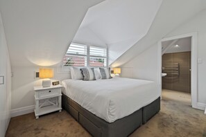 3 bedrooms, desk, iron/ironing board, travel cot - The Bay Retreat - Neutral Bay (Neutral Bay)