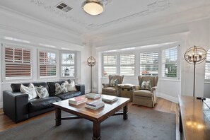 Smart TV, offices - The Bay Retreat - Neutral Bay (Neutral Bay)