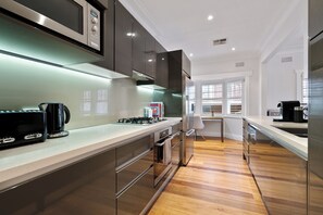 Fridge, microwave, oven, stovetop - The Bay Retreat - Neutral Bay (Neutral Bay)