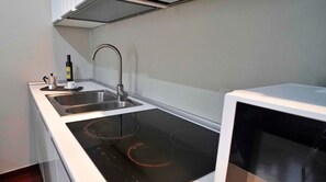 Apartment, 1 Schlafzimmer, Küche | Eigene Küche | Kühlschrank, Mikrowelle, Herdplatte, Wasserkocher mit Kaffee-/Teezubehör
