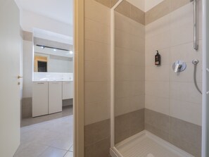 Shower, hair dryer, bidet, towels - Chic & Quiet Apartment in San Babila (Milan)