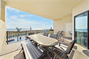 Condo com design assinado, 2 quartos, sacada, vista para a praia | Sacada