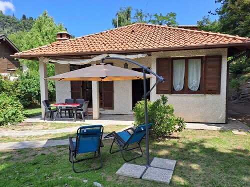 Freistehende Villa, frisch, sonnig und ruhig mit großem Garten