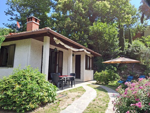 Freistehende Villa, frisch, sonnig und ruhig mit großem Garten