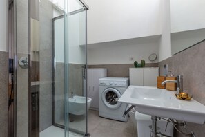 Shower, hair dryer, bidet, towels - Villa LUNA (Campulongu)