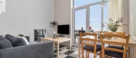 TV, caminetto, lettore DVD, impianto stereo